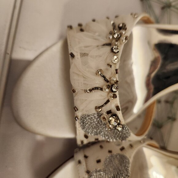 Badgley Mischka White/Silver Heeled Sandals. NWT. Size 6 - Picture 2 of 9
